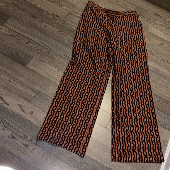 Stylish Black and Orange monogram Patterned women Pants - Picture 9 of 17
